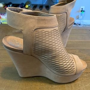 Vince Camuto Kyrene Wedge Sandals. ( NWOT)
